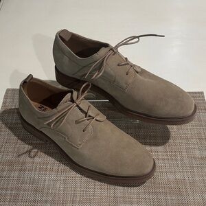 Steve Madden elegant tan suede derby shoes. Men 11. Excellent condition. Sharp!